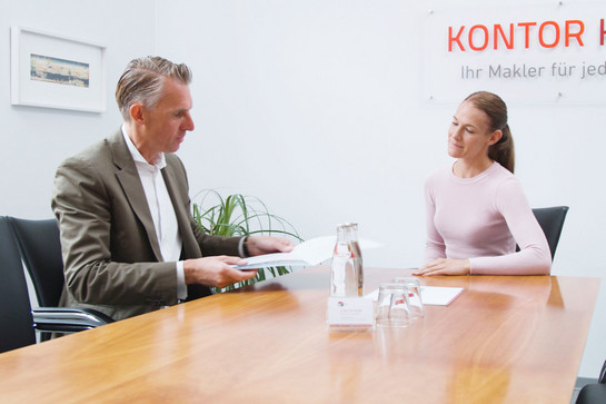 Konto Kjer Geschäftsführer überreich Unterlagen an eine Kundin