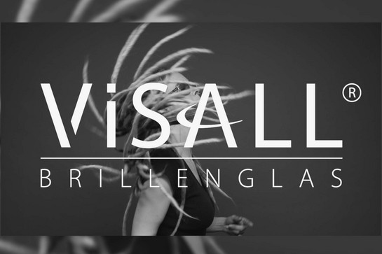 Frau mit Dreadlocks und Sonnenbrille wirft ihre Haare. Slogan: Visall Brillenglas