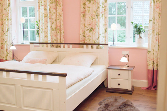 Blick auf das Schlafzimmer eines Landhauses
