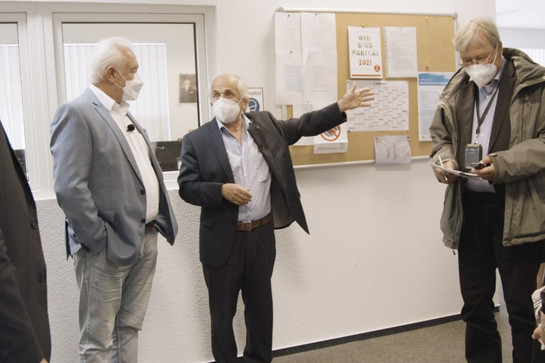 bb_kubi_teaser_ss6.jpg Wolfgang Kubicki hört einem älteren Mann beim erzählen zu
