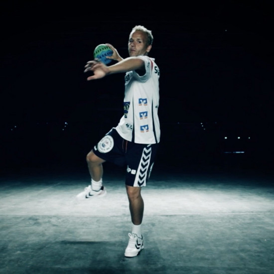 Anders Eggers macht einen Sprungwurf in die Kamera