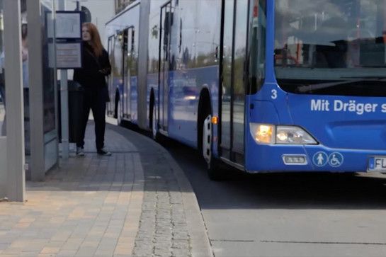 bb_interlock_teaser_01.jpg Ein blauer Bus hält an einer Haltestelle