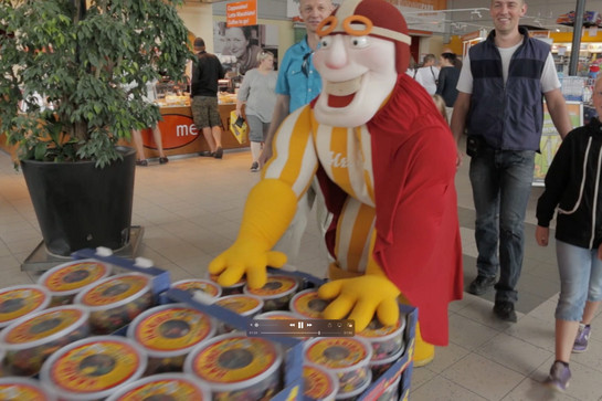 Mr Scandi zeigt auf Haribo Packungen