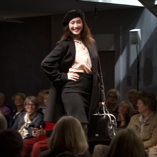 Eine Frau im Hosenanzug geht über den Laufsteg