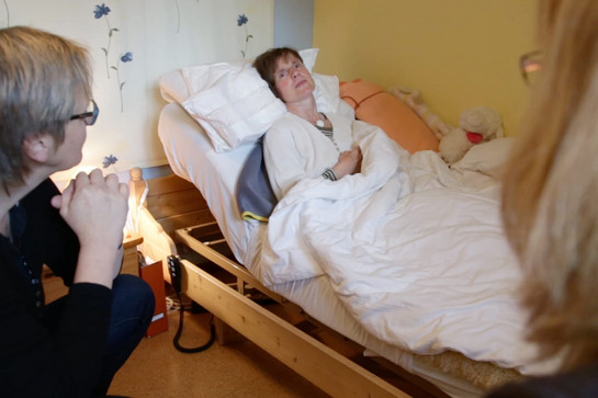 Eine Frau liegt in einem Krankenbett