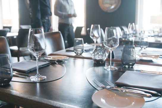 Aufnahme eines gedeckten Restauranttisches