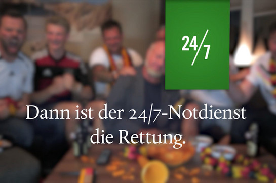 Eine Gruppe von Männer sitzen auf einem Sofa