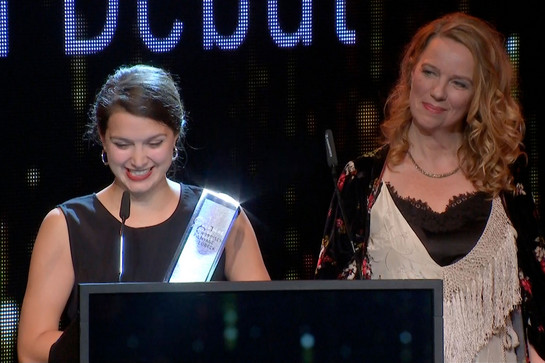 Zwei Frauen halten den preis der lübecker Filmtage