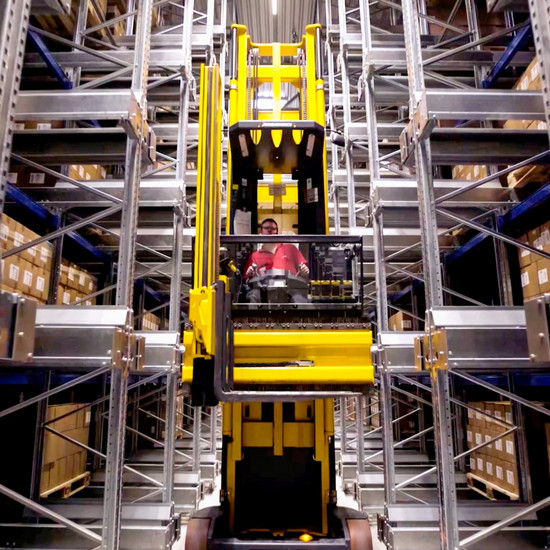 Ein gabelstapel Fahrer fährt in der Lagerhalle