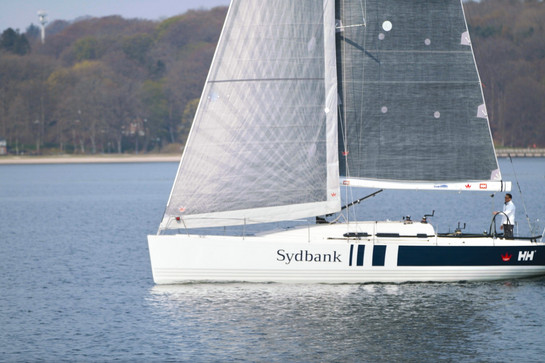 Das Segelboot der Sydbank mit Testimonial Sven Christensen an Bord.