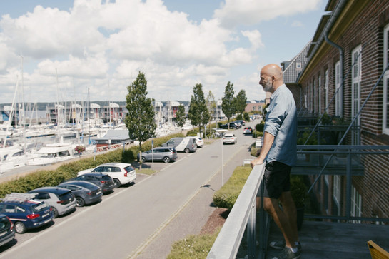 York schaut von einem Balkon auf die Flensburger Förde
