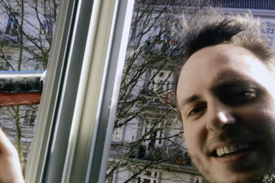 bb_ostergruesse_2020_teaser_01.jpg Lars guckt aus dem Fenster