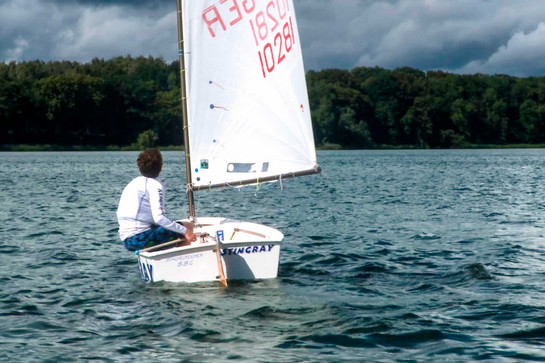 Ein Mann segelt in einem kleinem Boot