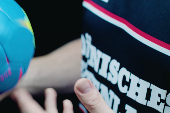 Nahaufnahme von Händen die einen Ball halten