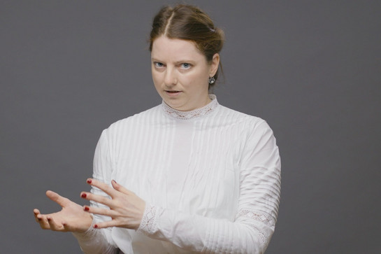 Standbild einer Frau mit weißer Bluse