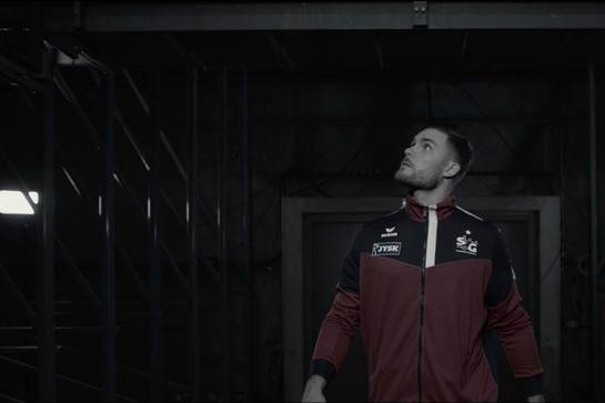 Ein SG Spieler guckt auf die Tribüne