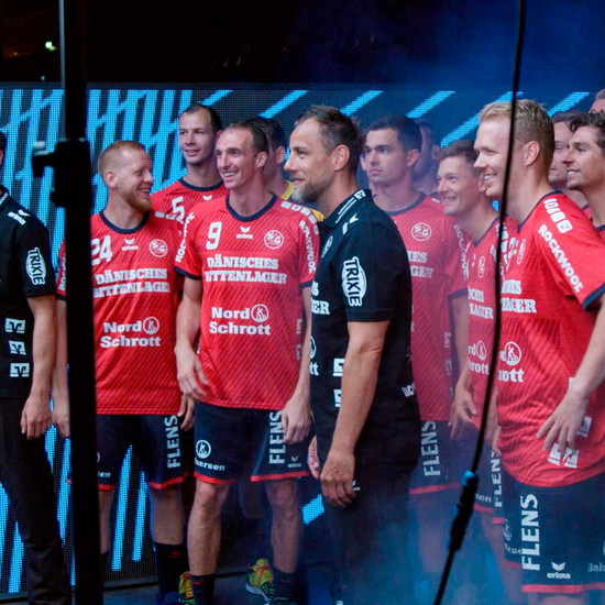 Die SG Mannschaft lächelt in die Kamera