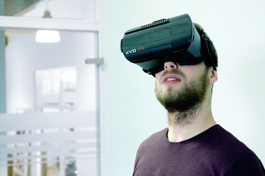 Ein Mann trägt eine virtual reality Brille