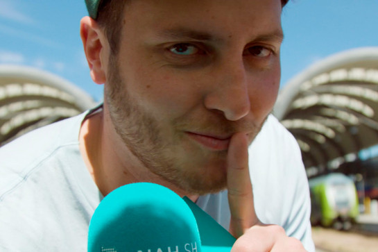 Lars hält seinen Finger vor seine Lippen