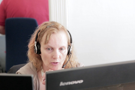Eine TDC Mitarbeiterin mit Headset
