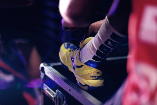 Ein SG Spieler bindet sich die Schuhe auf einem Kasten