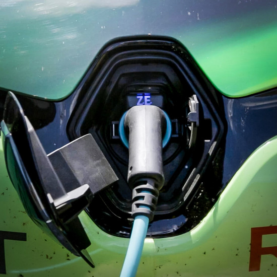 Ein E Auto zapft an einer Säule