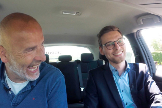 York sitzt mit einem Angestellten eines Steuerberaters in einem Auto