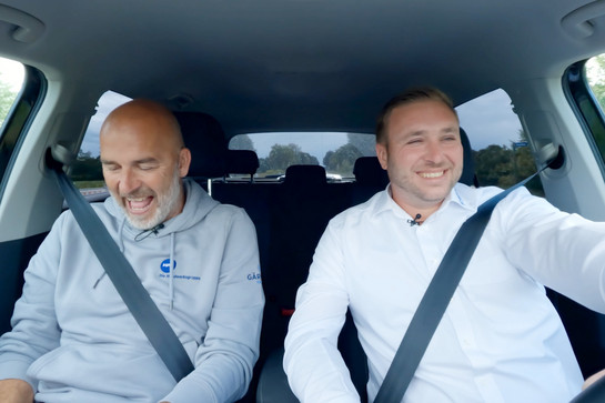 York sitzt in einem Auto mit dem Geschäftsführer von Elektrotechnik Gaertner