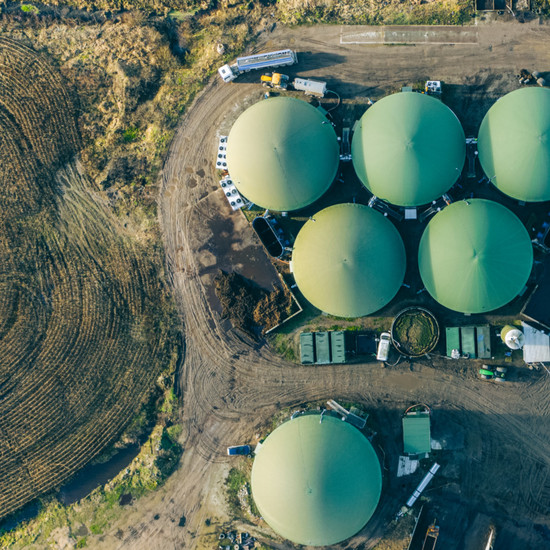 Luftbild von drei grünen Silos