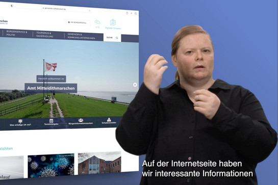 Eine Frau in einer schwarzen Bluse spricht Gebärdensprache