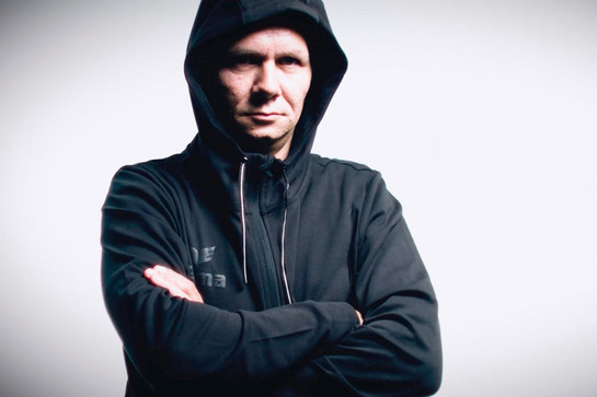 Ein Mann trägt ein schwarzes Sweatshirt