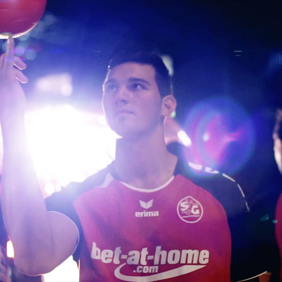 Ein SG Spieler dreht einen Ball auf dem Finger