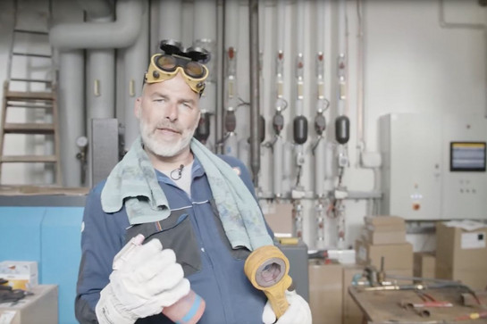bb_york_teaser_01.jpg York trägt Arbeitshandschuhe sowie Schutzkleidung und eine Schweißerbrille