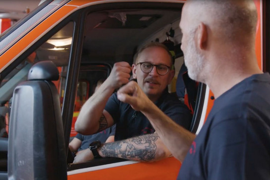 bb_york_teaser_04.jpg York spricht mit einem Mann, der im Auto sitzt.