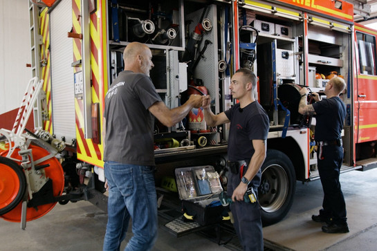 York gibt einem Feuerwehrmann die Ghettofaust