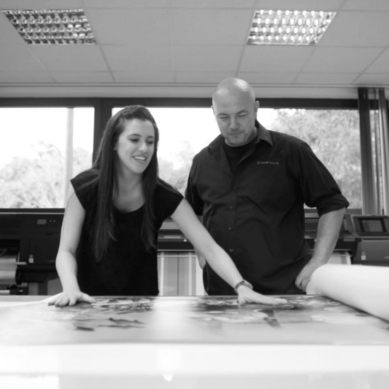 Eine Frau faltet ein Poster auseinander