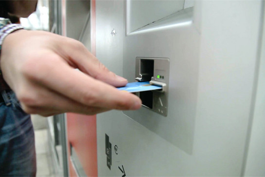 bb_nahsh_automaten_teaser_05.jpg Lars schiebt eine Bankkarte in einen Ticketautomaten