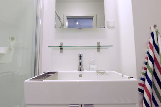 Blick auf ein weißes modernes Waschbecken