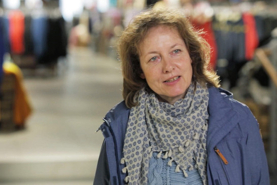 Standbild einer Frau mit blauer Jacke