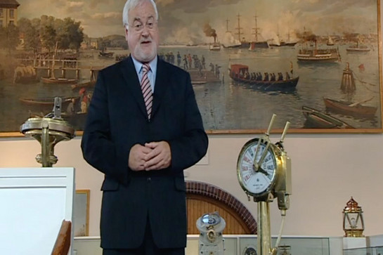 Peter Harry steht in einem Museum