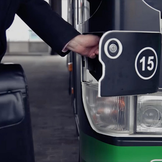 Produktvideo für Busunternehmen Ein schwarzer Bus mit der Zahl 15