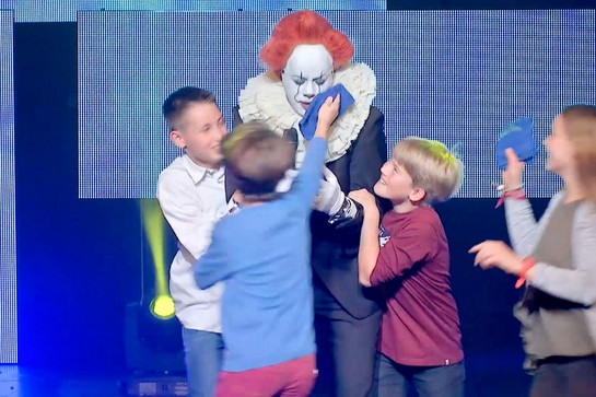 bb_pennywise_teaser_01.jpg Kinder umzingeln einen Mann umzingelt als Pennywise