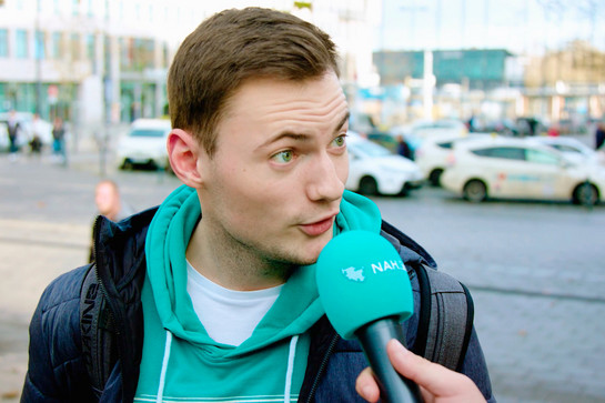 Ein Mann mit grünem Shirt im Interview