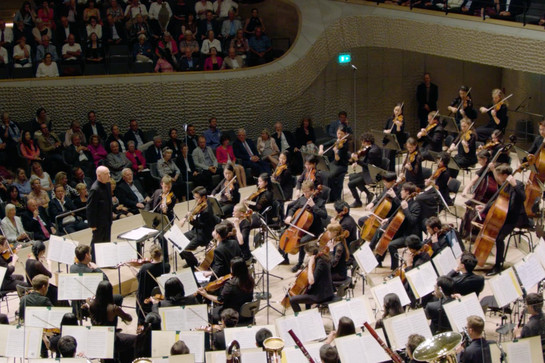 bb_orchester30_teaser_03_hauptteaser.jpg Ein Orchester mit einem Dirigenten