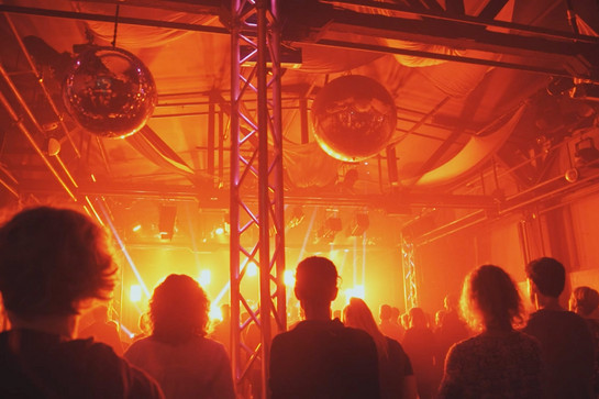 Ein Konzert mit roter Lichtershow