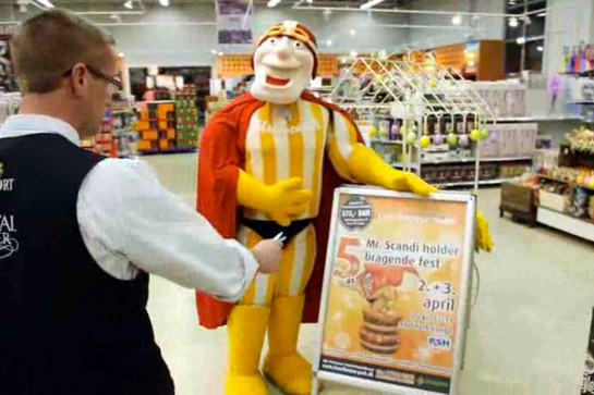 Mr Scandi hält ein Schild