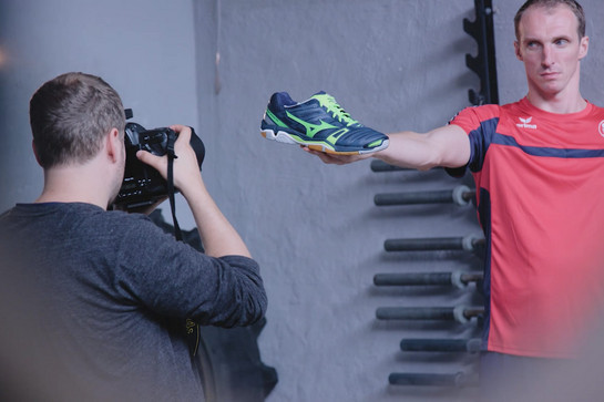 Ein SG Spieler hält einen Schuh in die Kamera