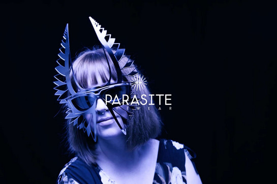 Frau mit extravaganter Sonnenbrille. Slogan: Parasite Eyewear