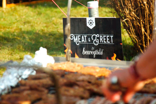 Ein schwarzes meat and great schild mit bewegtbild