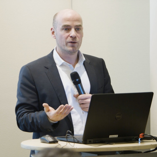 Teilnehmer halten einen Vortrag.